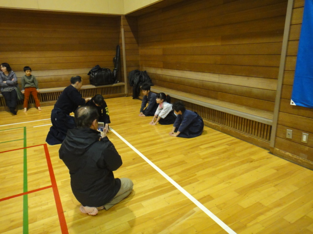 金沢区剣道連盟 活動実績 19年 合同稽古 12月15日 日 瀬ヶ崎小学校 前半 基本稽古法 後半 地稽古 講師 藤村 則夫先生教士七段 合同稽古 11月17日 日 瀬ヶ崎小学校 前半 日本剣道形 後半 地稽古 講師 泉 誠先生錬士六段 金沢区民大会10月日金沢