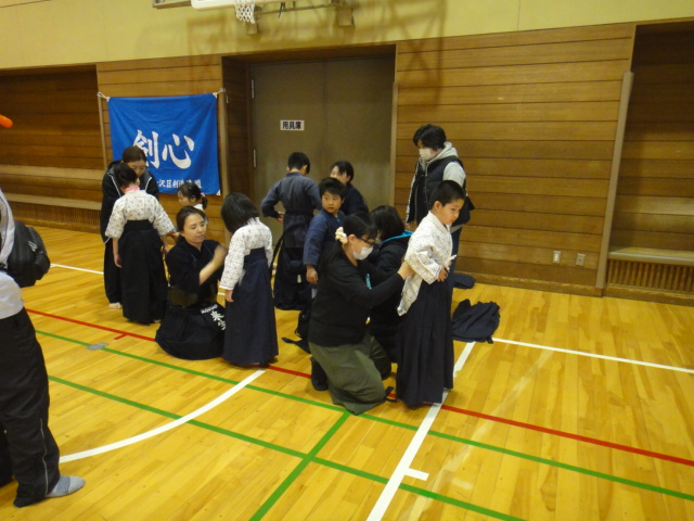 金沢区剣道連盟 活動実績 19年 合同稽古 12月15日 日 瀬ヶ崎小学校 前半 基本稽古法 後半 地稽古 講師 藤村 則夫先生教士七段 合同稽古 11月17日 日 瀬ヶ崎小学校 前半 日本剣道形 後半 地稽古 講師 泉 誠先生錬士六段 金沢区民大会10月日金沢